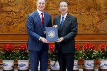外交部部长助理兼礼宾司司长洪磊接受美国新任驻华大使递交国书副本
