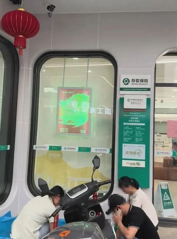 病重老人取钱在银行门口去世，家属：已协商一致  第1张